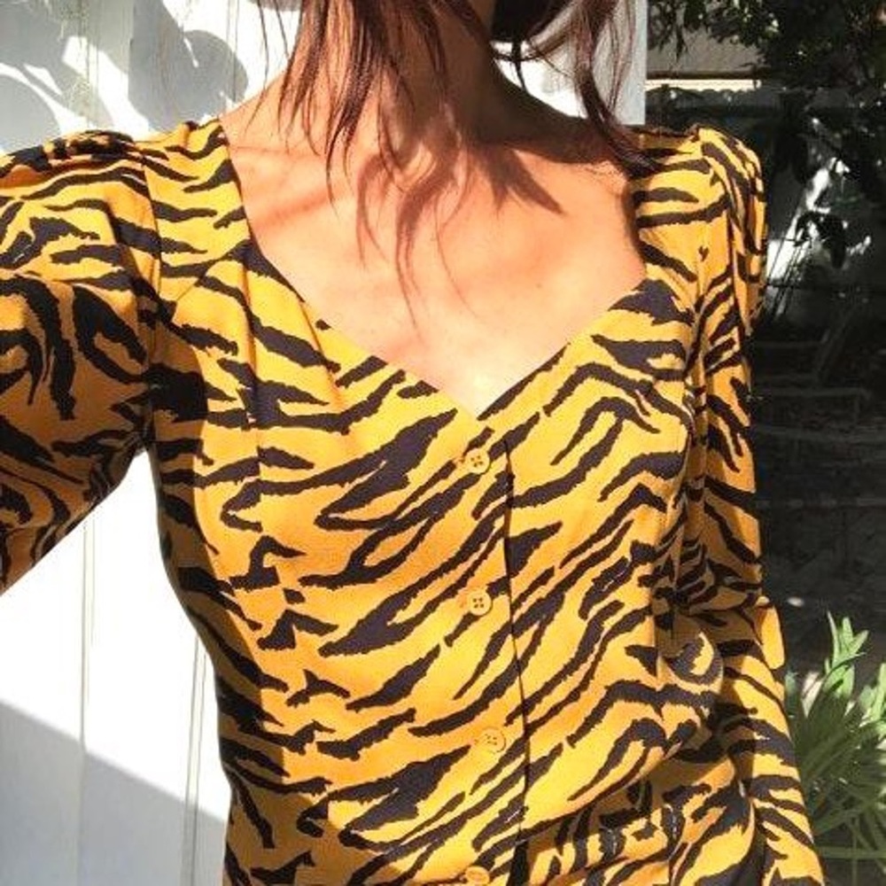 reformation tiger printed notta crepe blouse size xs